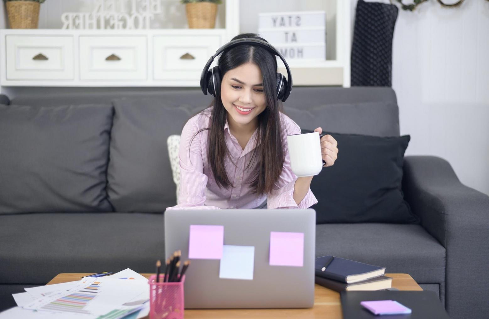 Moderne Arbeitsumgebung für Natural Language Processing Projekte mit mehreren Bildschirmen