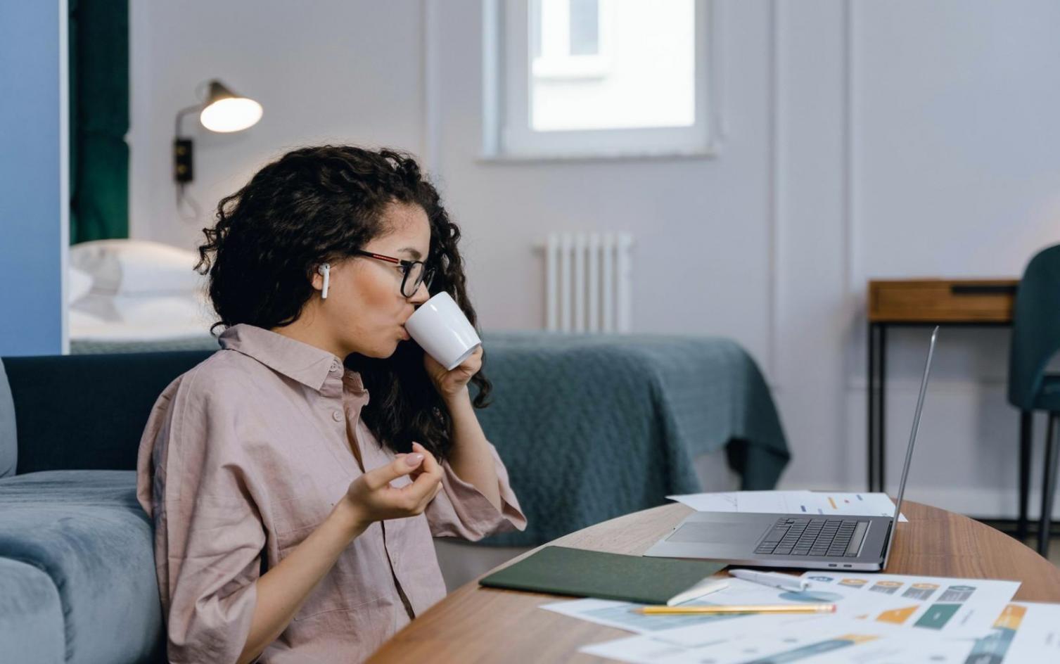 Teilnehmer beim kollaborativen Arbeiten an NLP-Algorithmen